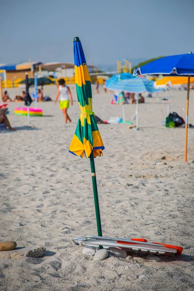 Многоцветный Пляжный Зонтик Закрыт — стоковое фото