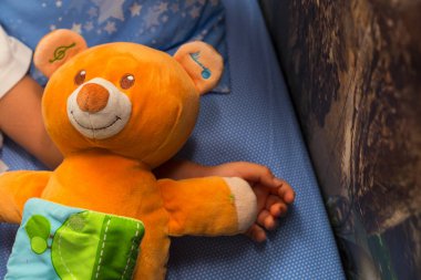 onun oyuncak ayı ile bebek uyku görüntünün detay