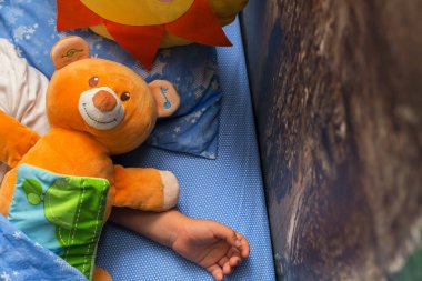 onun oyuncak bebekle uyku görüntü ayrıntılarını bea