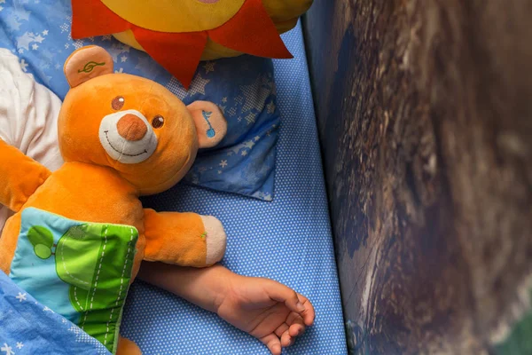 onun oyuncak bebekle uyku görüntü ayrıntılarını bea