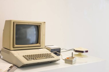 Beyaz desk içindeki Vintage bilgisayar