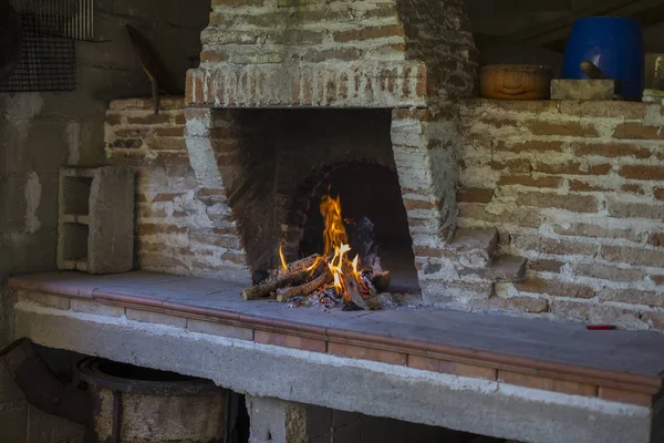 Mage yanan bir ahşap yakma fırın
