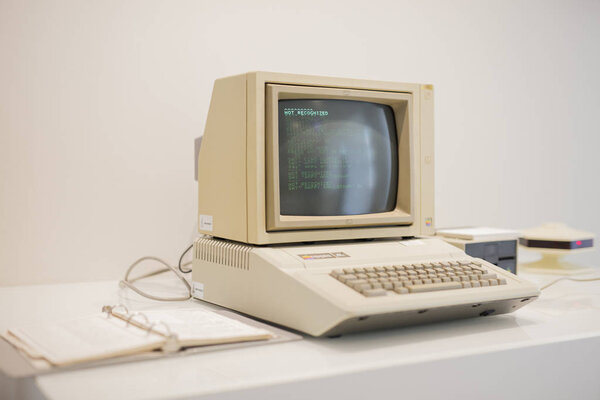 Computer Vintage Apple Macintosh Iie White Desk — Stock Photo, Image