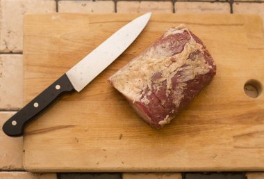 Çin yemeği suşi ile Ahşap Doğrama tahtası closeup soslar ve sebze ile dekore edilmiş