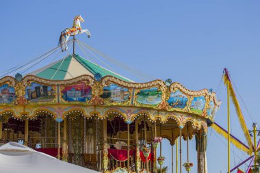 pek çok el ilanları ve süslemeler antik oyun at atlıkarınca