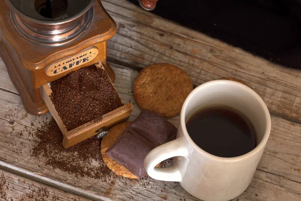 Zbliżenie Kubek Kawy Ciastka Czekoladki Deski — Zdjęcie stockowe