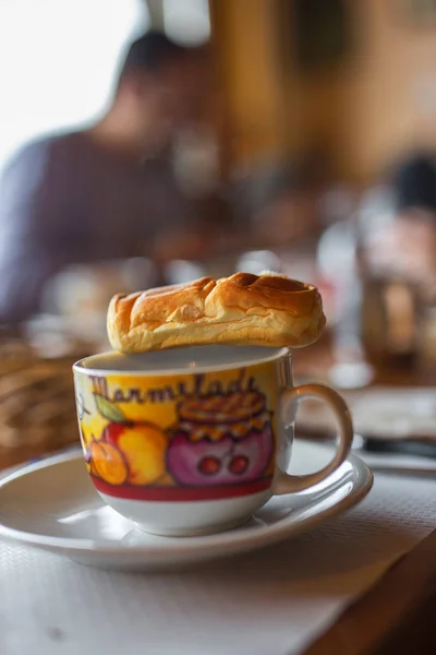 Süt Kupası üstüne sıcak kruvasan ile yakın çekim