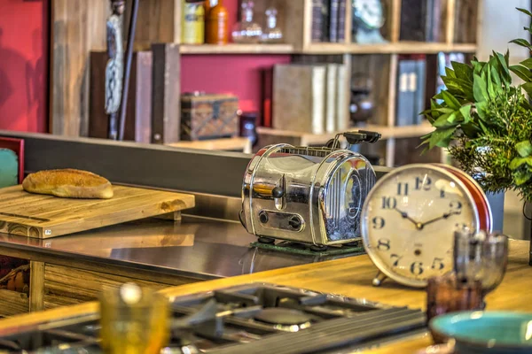 tost ekmeği ile mutfakta resmini