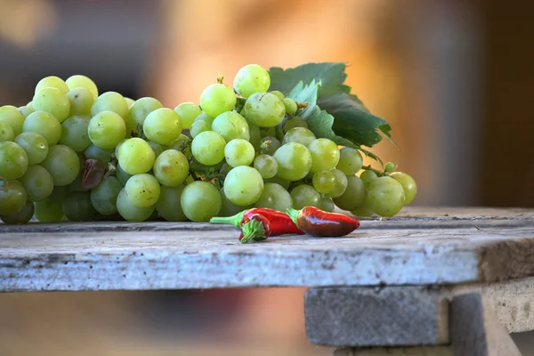 Closeup tabak beyaz üzüm ve biberler ahşap tablo