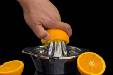  el sıkma portakal suyu ile siyah arka plan için yakın çekim