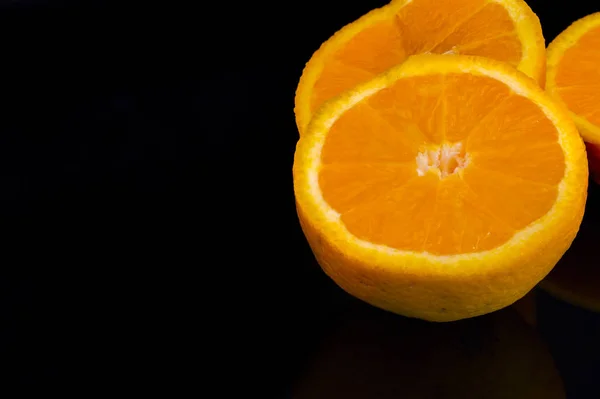 Fele Narancssárga Tükörképe Fekete Háttér Egy Részlete — Stock Fotó
