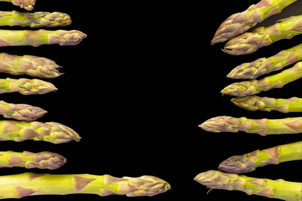 siyah arka plan ile yeşil kuşkonmaz yüksek görünümü