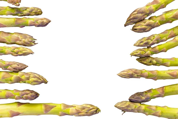 Beyaz arka plan ile yeşil kuşkonmaz yüksek görüş yüksek görünümü