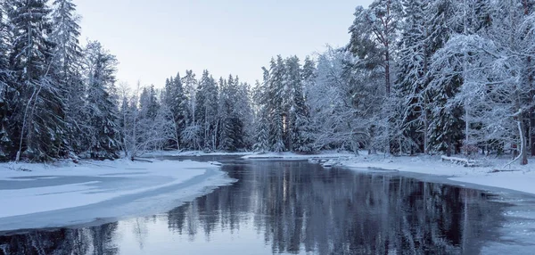 Rivier in de winter — Stockfoto