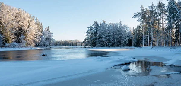 Flod på vintern — Stockfoto