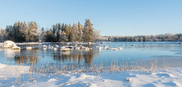 Rivier in de winter — Stockfoto