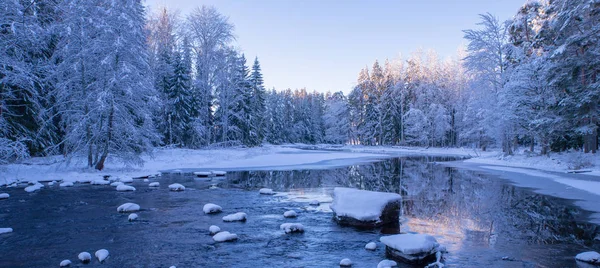Rivier in de winter — Stockfoto