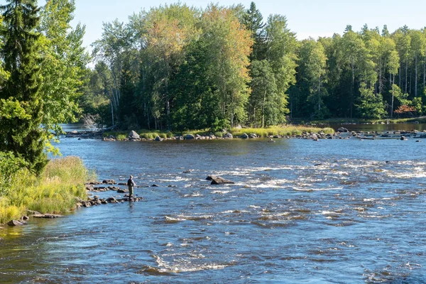 Pêcheur dans une rivière — Photo