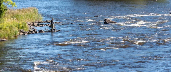 Pescatore in un fiume — Foto Stock