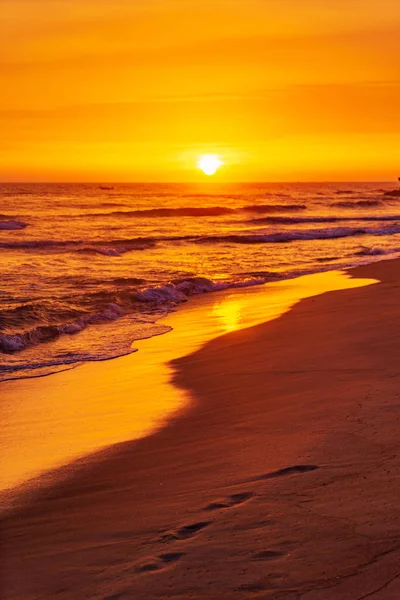 Geweldige Zonsondergang Het Tropische Strand — Stockfoto