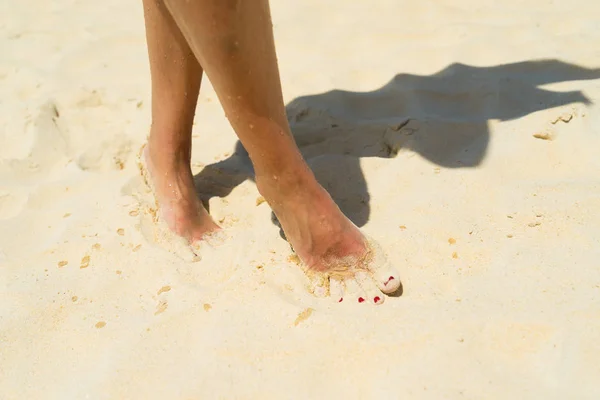 Viagem Praia Mulher Andando Praia Arenosa — Fotografia de Stock