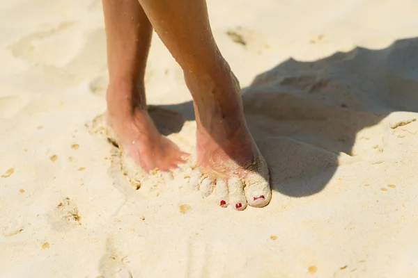 Beach Travel Woman Walking Sandy Beach — Stock Photo, Image