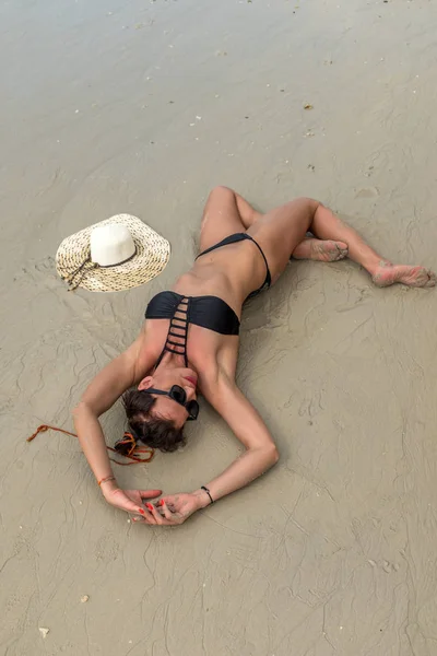 Brünette Braungebrannte Mädchen Badebekleidung Genießen Den Winterurlaub Tropischen Strand — Stockfoto