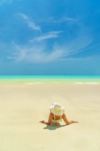 Kadını Bir Güzel Tropikal Plaj Kış Tatili — Stok fotoğraf