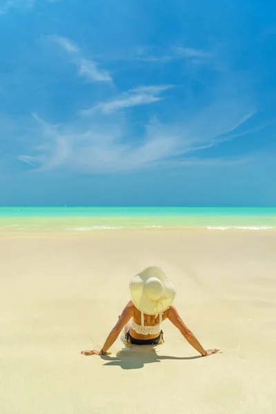 Mujer Una Hermosa Playa Tropical Vacaciones Invierno — Foto de Stock