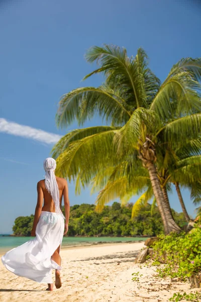 Mujer Linda Relajarse Playa Verano Bajo Cocotero Resort Tropical — Foto de Stock