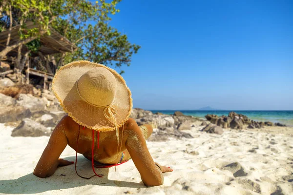 Vrouw Rustend Aan Het Tropische Strand — Stockfoto