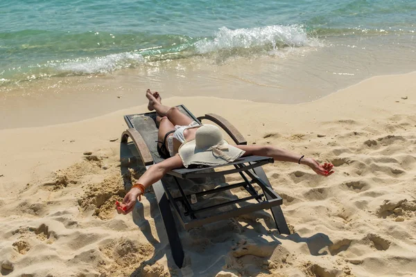 Jonge Vrouw Ontspannen Zonnebank Zonnige Tropische Paradijseiland — Stockfoto