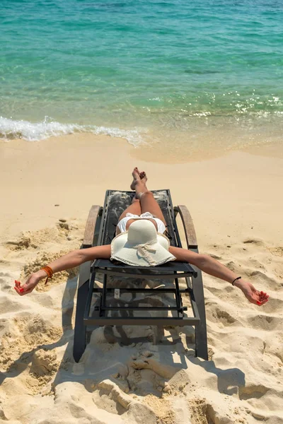 Mujer Joven Relajándose Tumbona Soleada Isla Del Paraíso Tropical —  Fotos de Stock