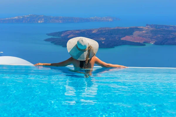 Mujer Disfrutando Relajación Piscina Mirando Vista Santorini Grecia —  Fotos de Stock