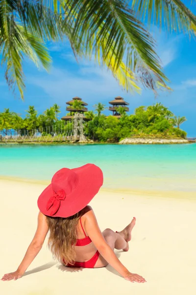 海滩上的女人热带岛天堂假日旅行 — 图库照片