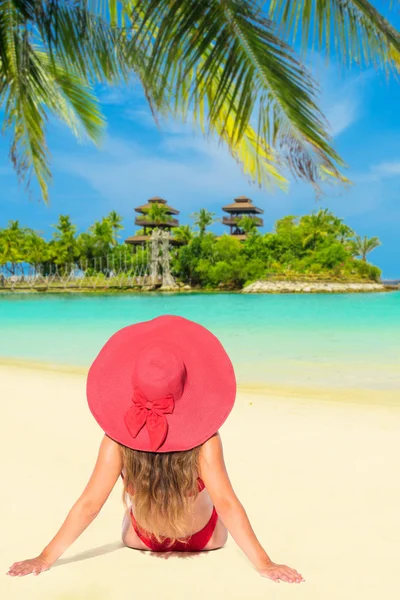 Žena Pláži Tropickém Ostrově Rájem Dovolenou Cestovat — Stock fotografie