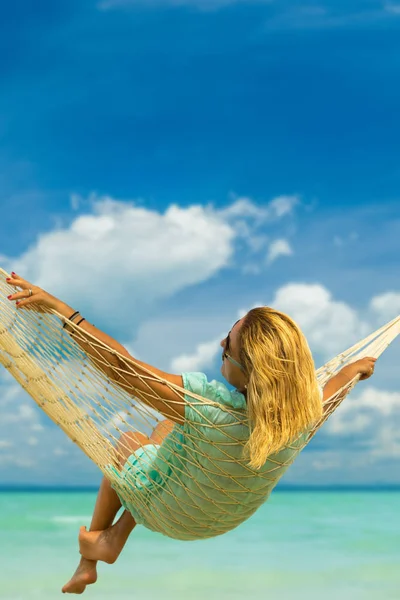 Mujer Con Sombrero Sentada Hamaca Playa Concepto Viajes Vacaciones —  Fotos de Stock
