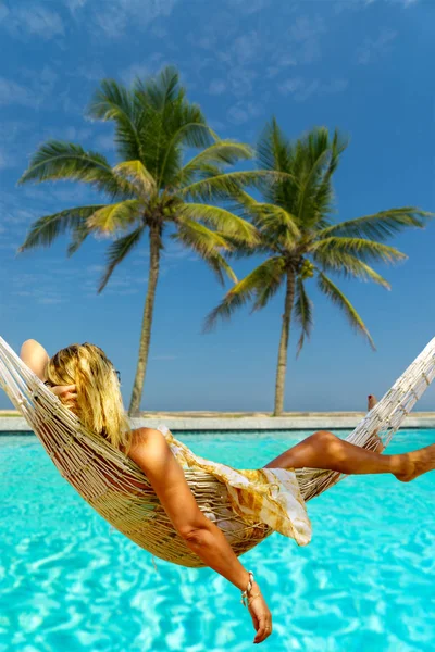 Mujer Con Sombrero Sentada Hamaca Playa Concepto Viajes Vacaciones —  Fotos de Stock