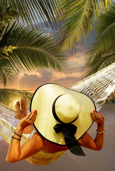 Женщина Шляпе Сидит Гамаке Пляже Концепция Путешествия Отдыха — стоковое фото