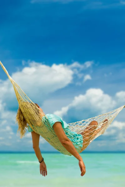 Mujer Con Sombrero Sentada Hamaca Playa Concepto Viajes Vacaciones —  Fotos de Stock