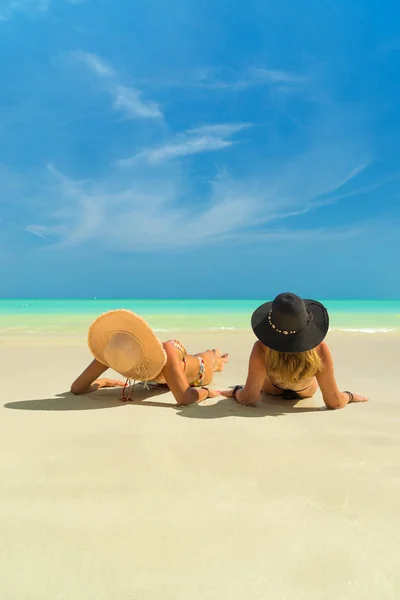 两个女孩在热带海滩冬季假期 — 图库照片