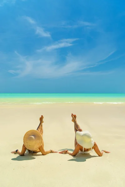 Две Девушки Тропическом Пляже Зимние Каникулы — стоковое фото