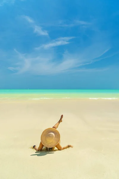 Mujer Una Hermosa Playa Tropical Vacaciones Invierno —  Fotos de Stock