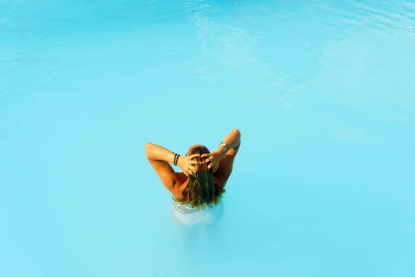 Güzel Sarışın Kadın Yüzme Havuzu Yunanistan Tadını Çıkarıyor — Stok fotoğraf