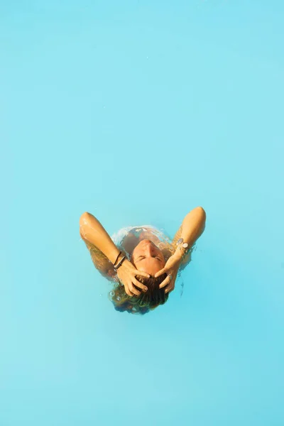 ギリシャのスイミング プールを楽しむかなりブロンドの女性 — ストック写真
