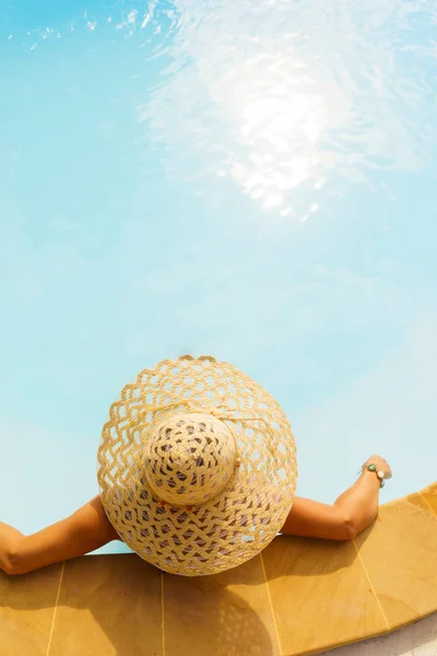 ギリシャのスイミング プールを楽しむかなりブロンドの女性 — ストック写真