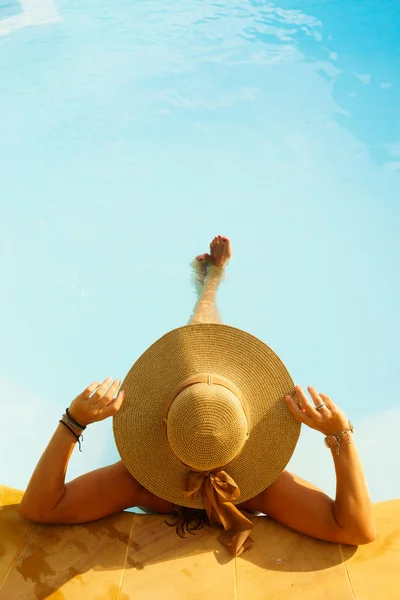享受一个游泳池在希腊的金发美女 — 图库照片