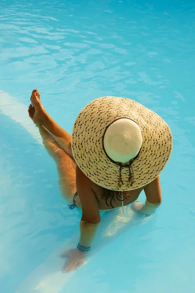 Mulher Loira Bonita Desfrutando Uma Piscina Grécia — Fotografia de Stock