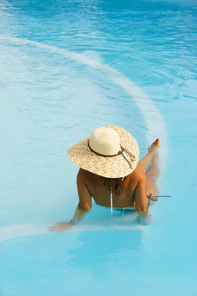 Hübsche Blonde Frau Genießt Ein Schwimmbad Griechenland — Stockfoto