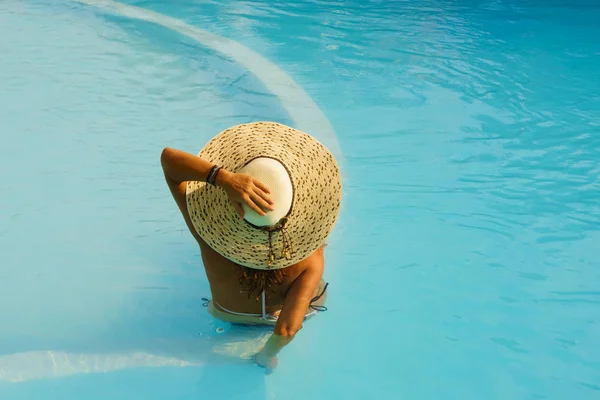 Hübsche Blonde Frau Genießt Ein Schwimmbad Griechenland — Stockfoto